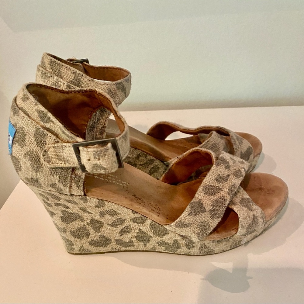 TOM'S Leopard Print Wedge Espadrille Sandals Sz 7